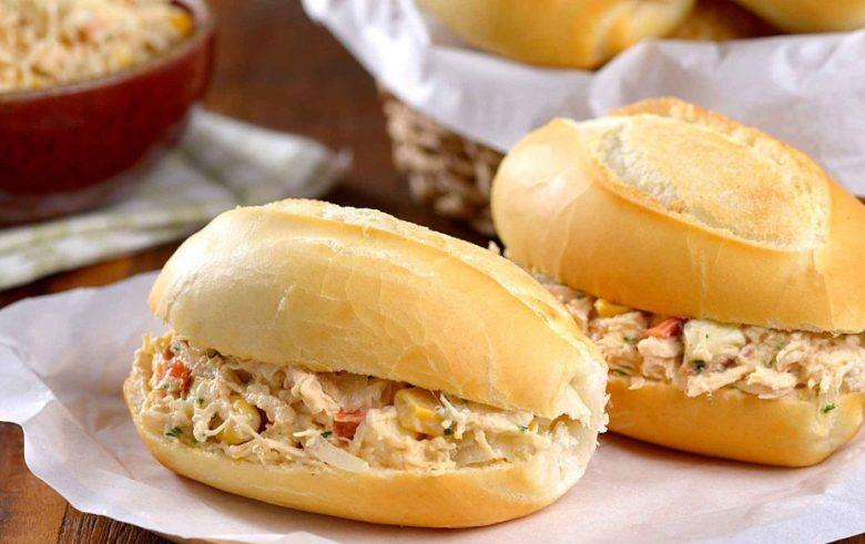 Sanduíche com frango desfiado